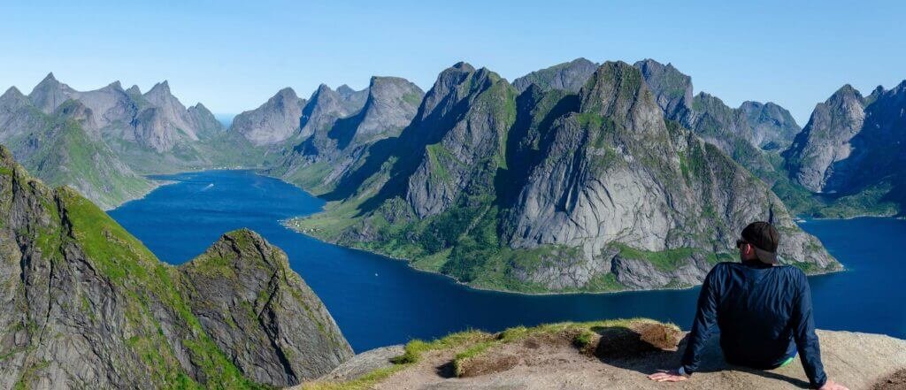 A man setting on the top of Reinebringen