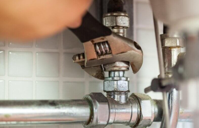 Costly Mistakes to Avoid When Choosing an Emergency Heating and Plumbing Expert