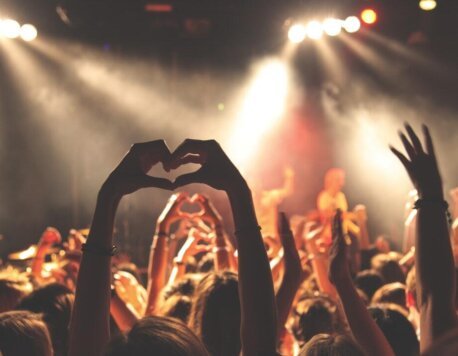 How to Plan an Unforgettable Concert Date Night for Young Couples