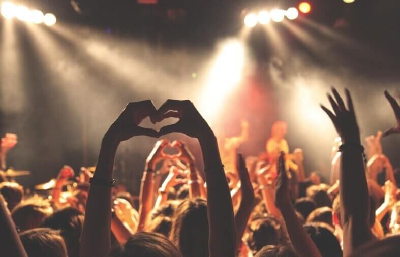 How to Plan an Unforgettable Concert Date Night for Young Couples